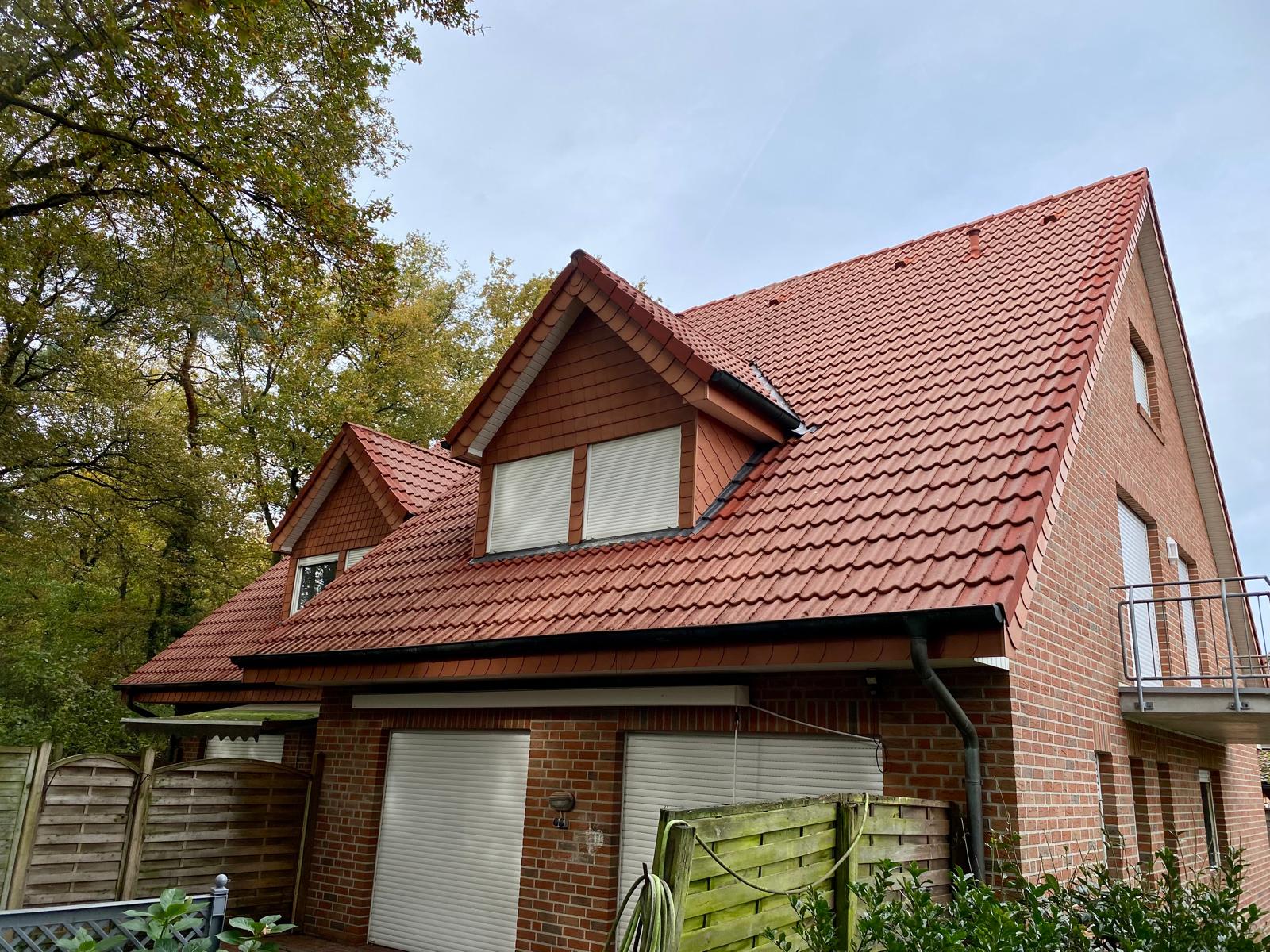 Dachreinigung D&ouml;rpen Nachher: Das gereinigte Dach strahlt in neuem Glanz.